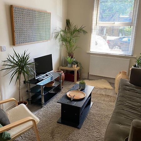 35 Mins To Central London. 3 Bedrooms. 2 Bathrooms With Garden מראה חיצוני תמונה