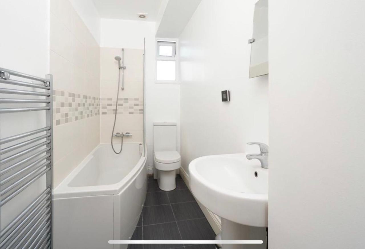 35 Mins To Central London. 3 Bedrooms. 2 Bathrooms With Garden מראה חיצוני תמונה